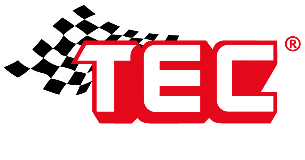 Kräftiger roter TEC-Schriftzug vor einer karierten Rennflagge, darunter blasses SPEEDWHEELS-Logo
