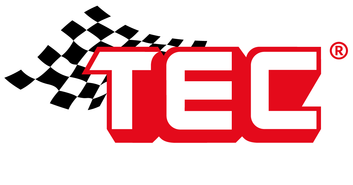 Kräftiger roter TEC-Schriftzug vor einer karierten Rennflagge, darunter blasses SPEEDWHEELS-Logo