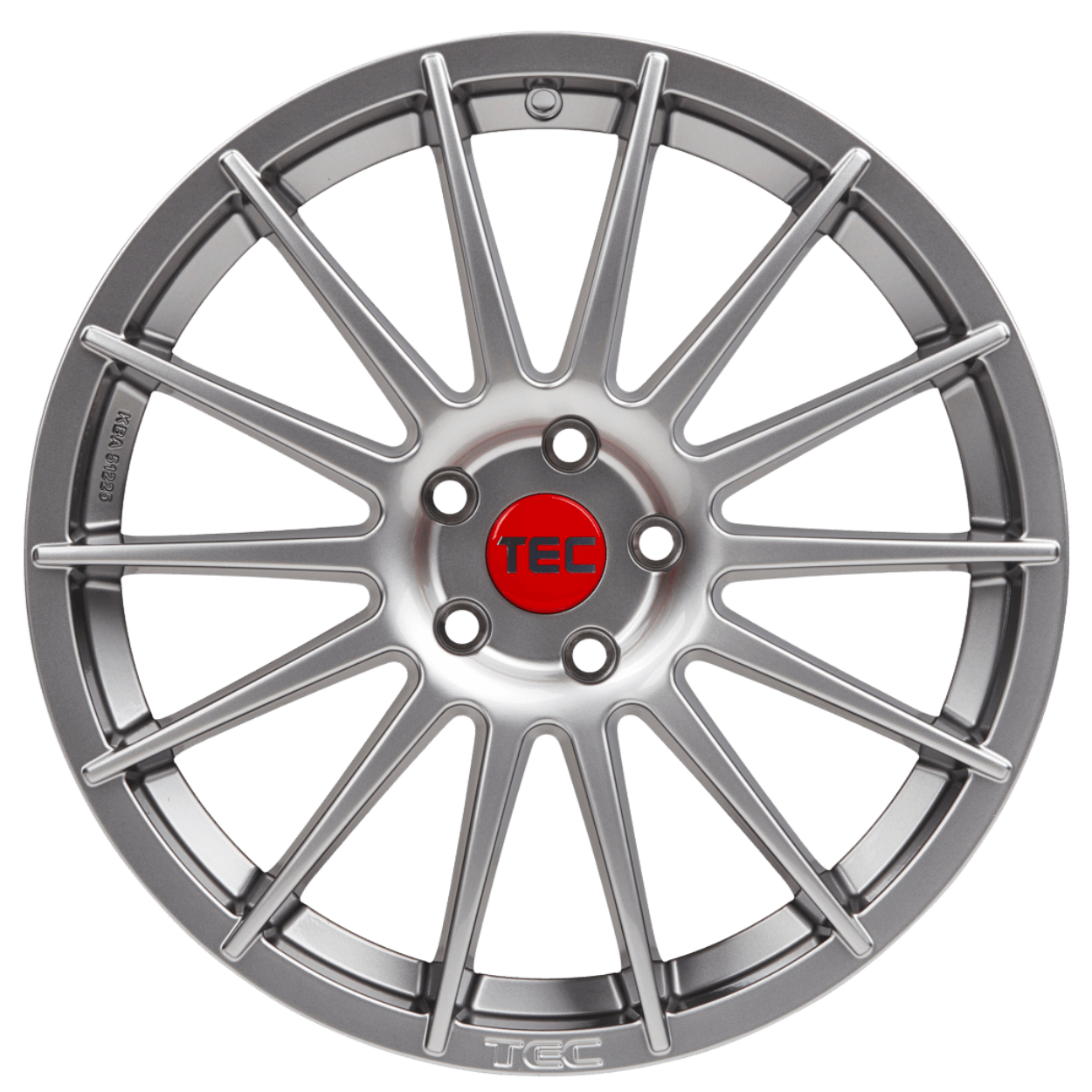 Silberne Alufelge mit 15 schlanken Speichen und roter TEC-Nabenkappe vor weißem Hintergrund