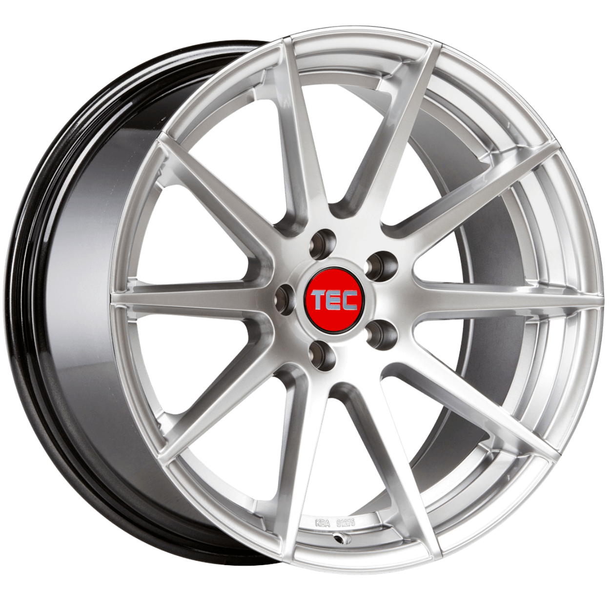 Eine silberne Alufelge mit Mehrspeichen-Design und roter TEC-Zentralabdeckung vor weißem Hintergrund