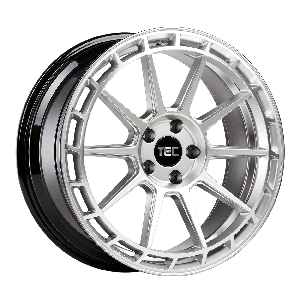 Silberne Leichtmetall-Autofelge mit Mehrspeichendesign und schwarzer TEC-Logo-Nabenkappe auf weißem Hintergrund