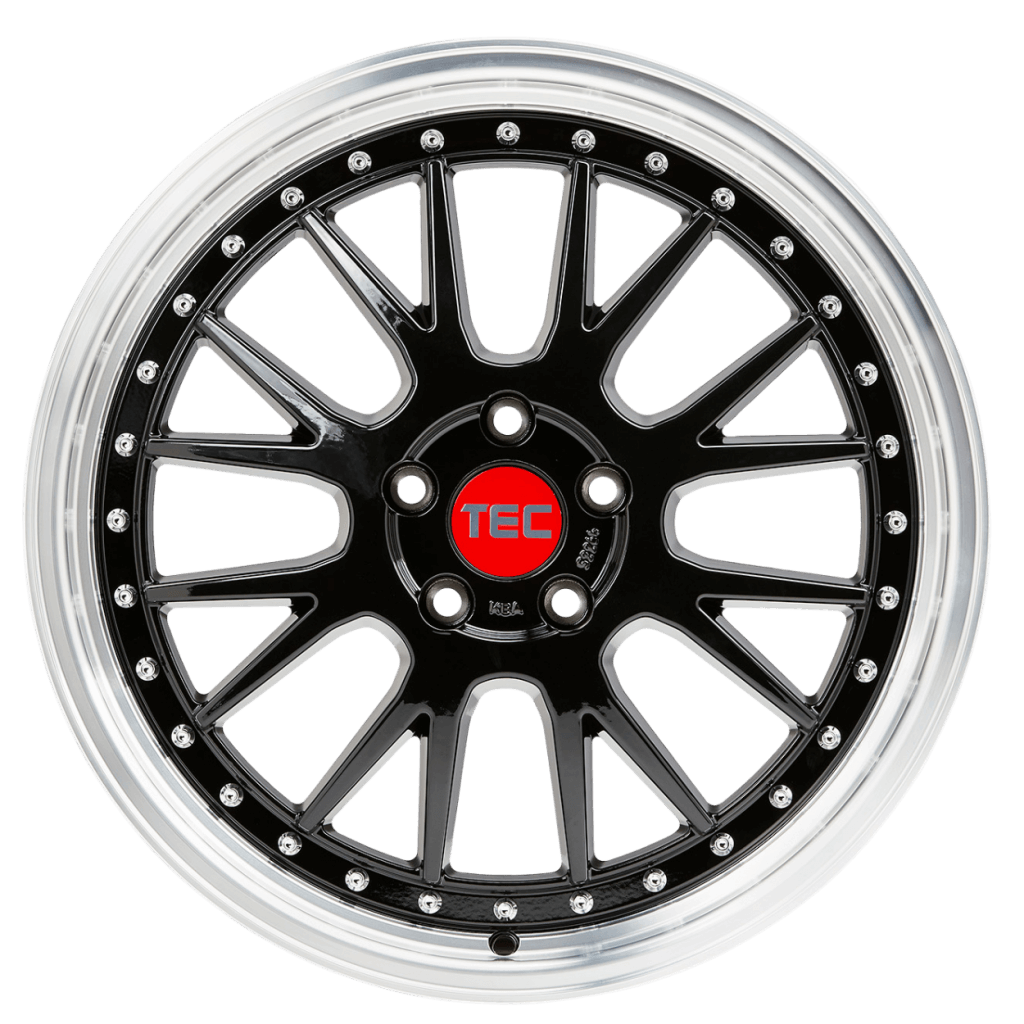 Schwarze und silberne Alufelge mit roter TEC-Nabenkappe, von oben auf weißem Hintergrund fotografiert