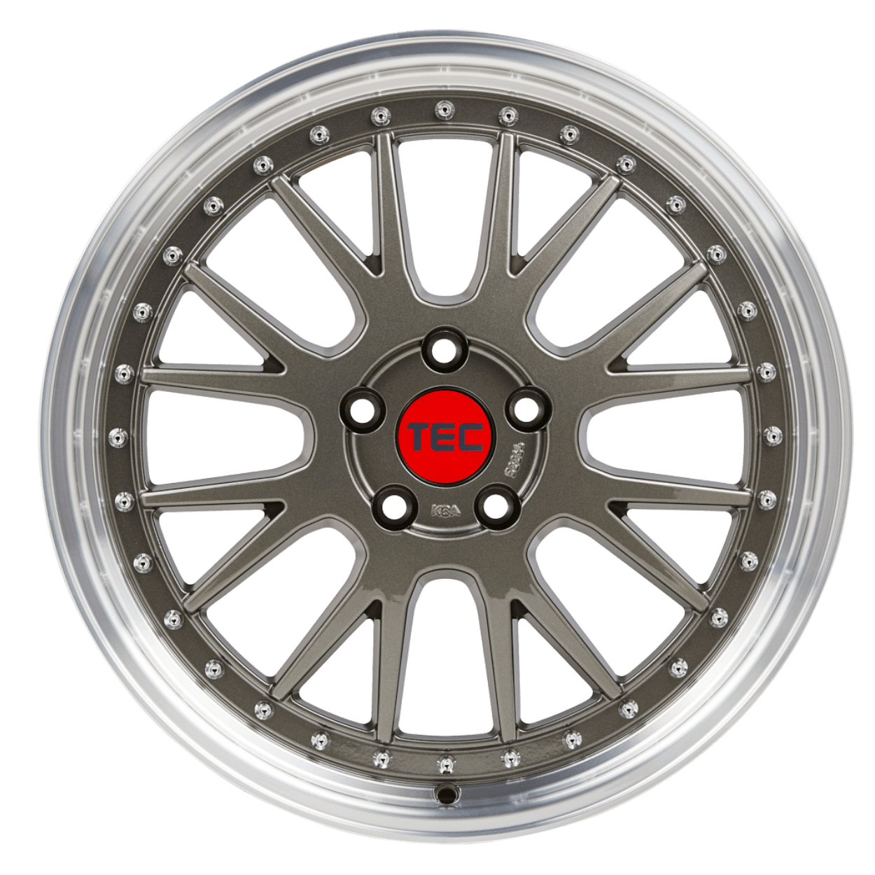Eine silberne Alufelge mit mehreren Speichen und einer roten Nabenkappe mit der Aufschrift TEC auf weißem Hintergrund
