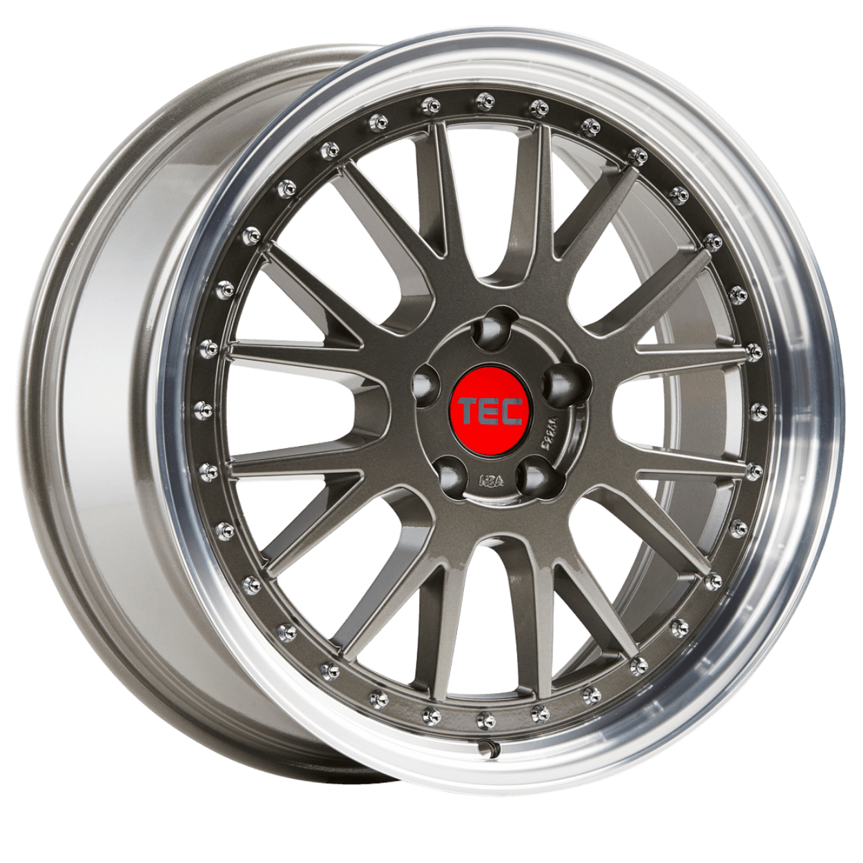 Eine silberne Alufelge mit Mehrspeichendesign und roter Nabenkappe mit TEC-Schriftzug vor weißem Hintergrund