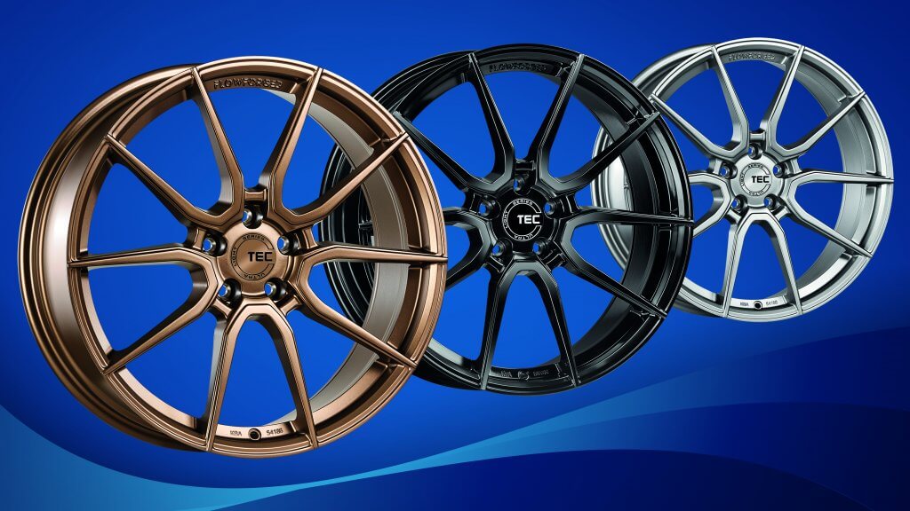 Drei Alufelgen in Bronze, Schwarz und Silber stehen nebeneinander auf einem blau verlaufenden Hintergrund