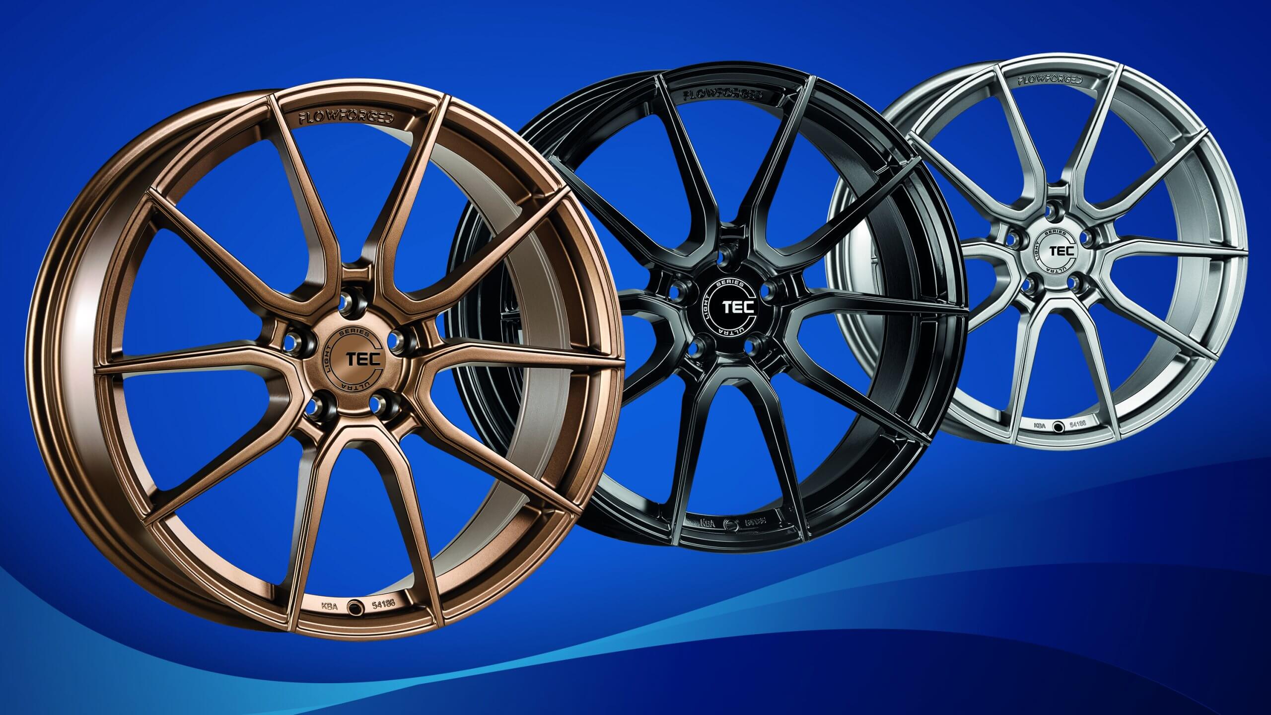 Drei Alufelgen in Bronze, Schwarz und Silber stehen nebeneinander auf einem blau verlaufenden Hintergrund